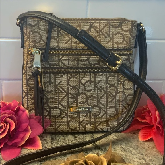 👜Cute small crossbody purse by Calvin Klein.👜 - Picture 2 of 10